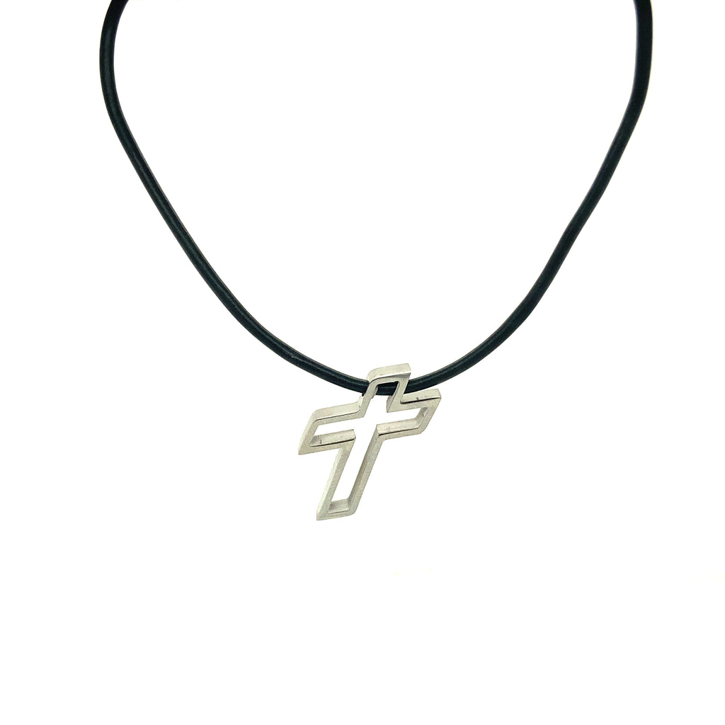 Collar Hombre Caucho Negro Con Contorno Cruz De Acero Plateada