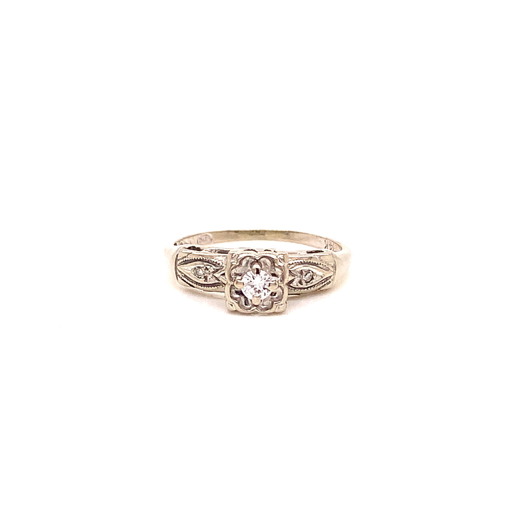 Anillo Vintage Oro Blanco 14K Gatsby Con Diamante Central .10OCT Y Dos Diamantes Laterales