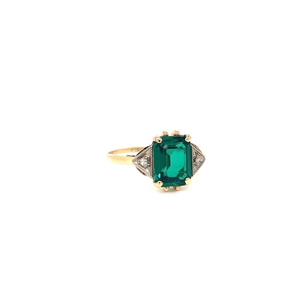 Anillo Vintage Oro 10K Esmeralda Sintética con 2 Diamantes