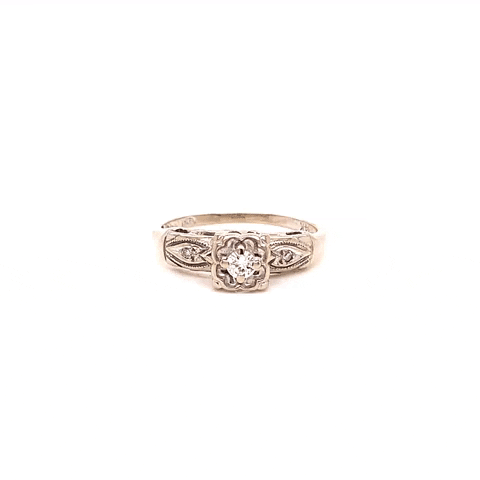 Anillo Vintage Oro Blanco 14K Gatsby Con Diamante Central .10OCT Y Dos Diamantes Laterales