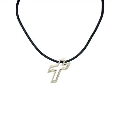 Collar Hombre Caucho Negro Con Contorno Cruz De Acero Plateada